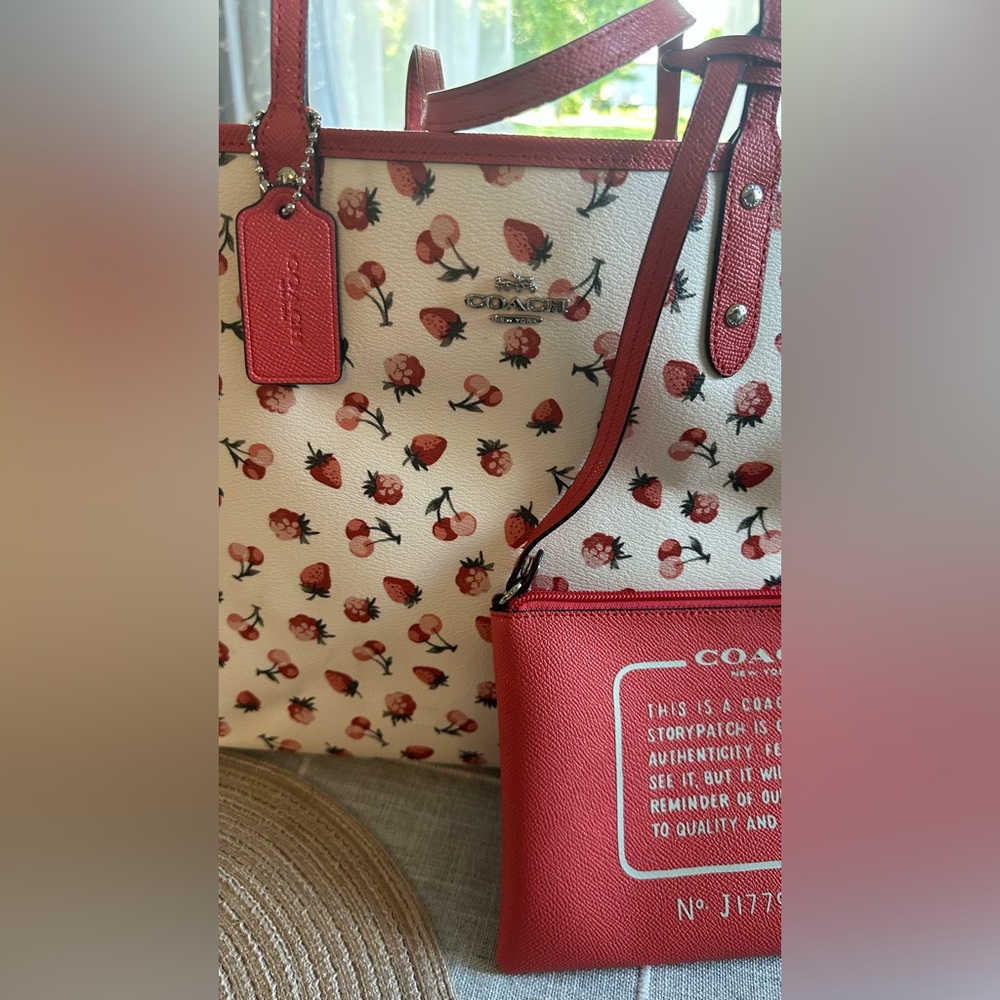 RARE Coach Reversible City Tote Strawberry Print and Pouch - Red and White - EUC - Picture 2 of 4